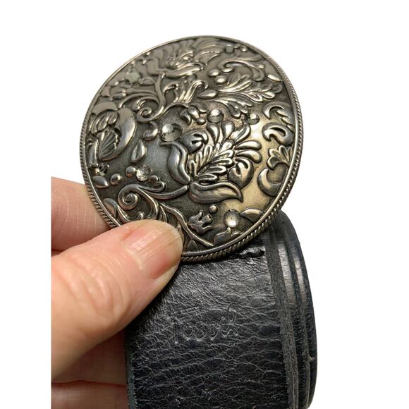 Fossil Black Genuine Leather Belt Silver Flower Engraved Buckle Size S Z14 - Picture 3 of 8